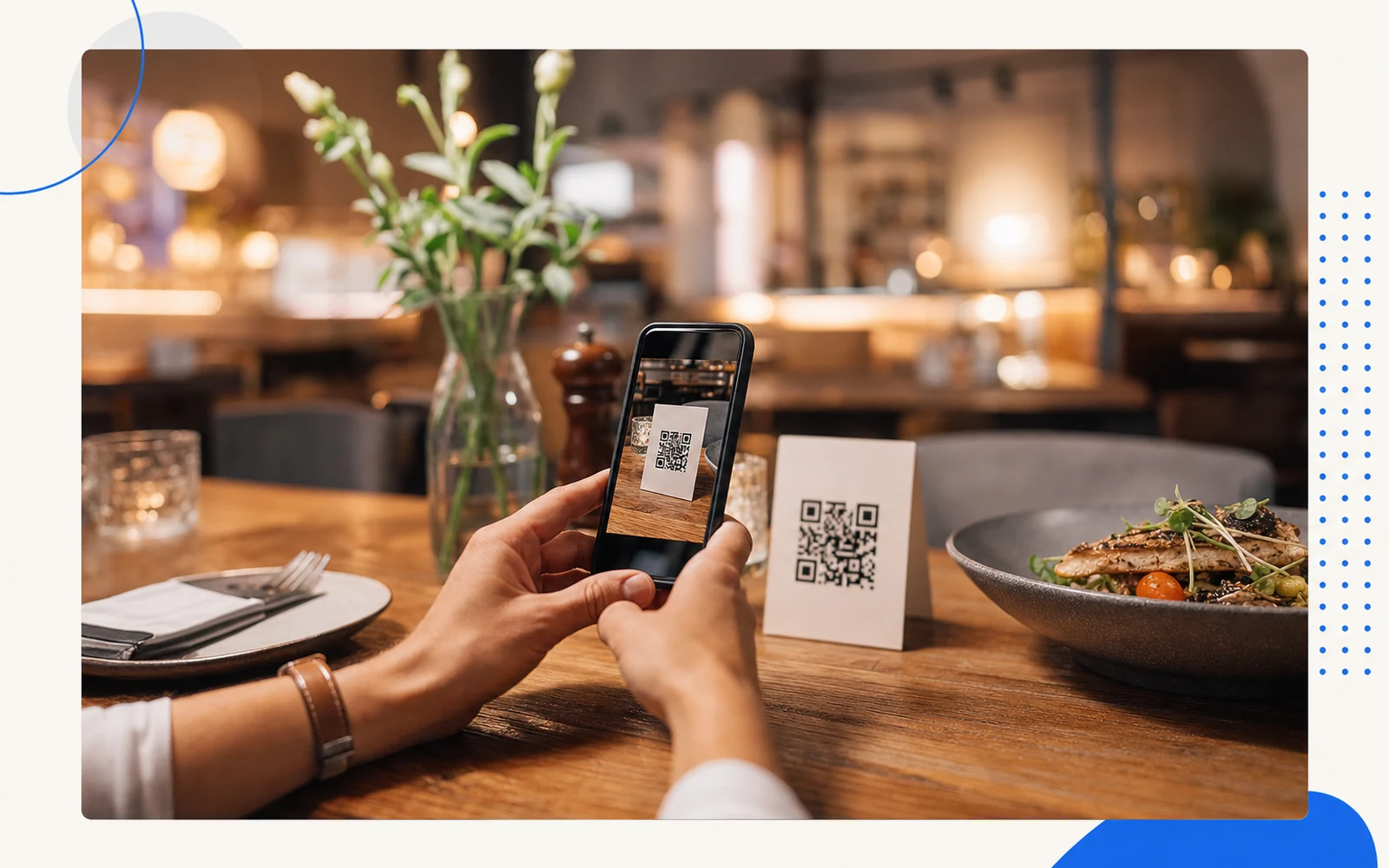 Gość skanuje kod QR na stoliku, by wystawić opinię restauracji w Google